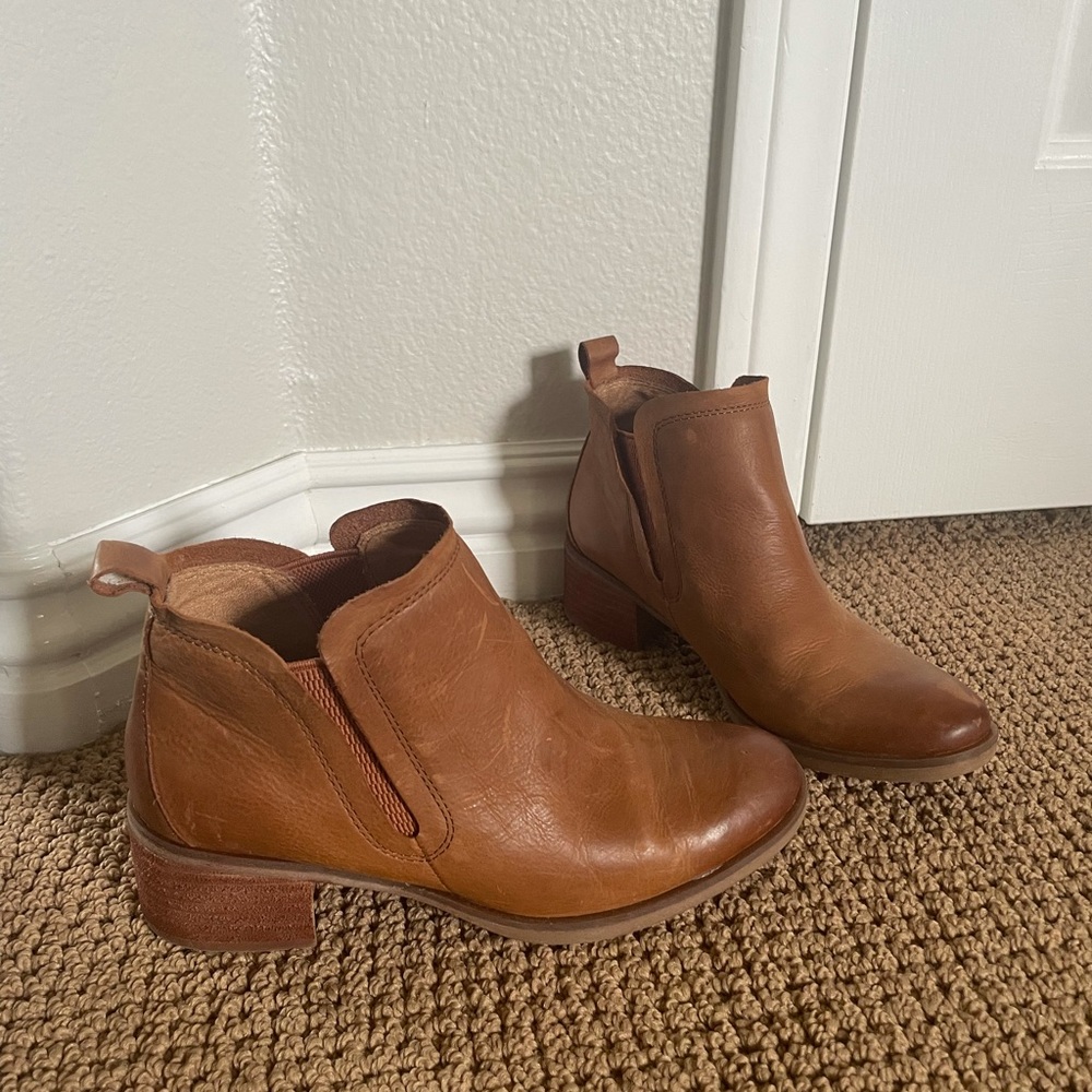 NEVER WORN- Leather boots